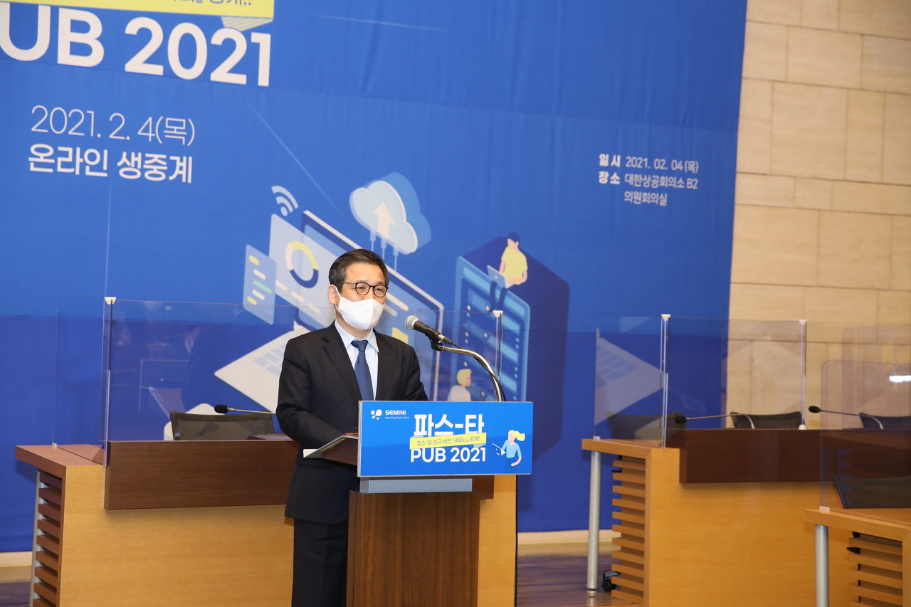 한국지능정보사회진흥원은 2월 4일‘파스-타 PUB(Platform-User Bridge) 2021’을 개최했다. 사진은 NIA 문용식 원장이 개회사를 전하고 있는 모습.  