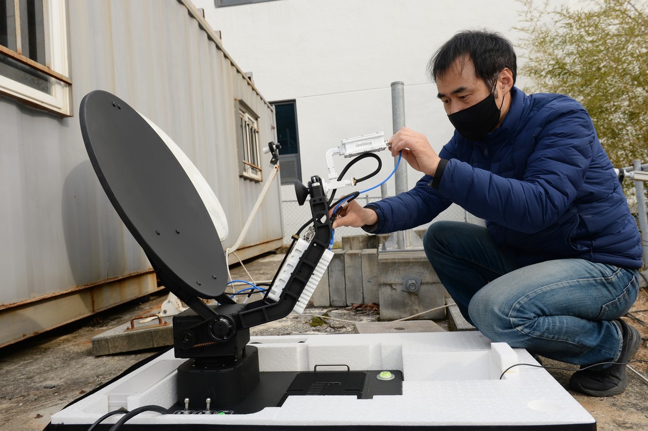 ETRI 이인기 책임연구원이 소형 위성중계 장비용 안테나를 점검하고 있다.