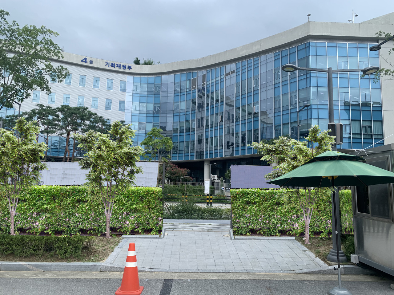 도시 숲 조성 예시. 정부청사 주변에 울타리 숲을 조성한 모습이다.