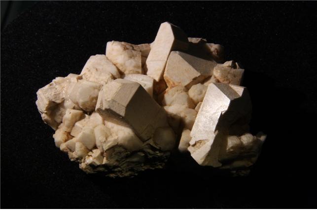 지각에 풍부한 광물 중 하나인 장석(조장석, Albite)