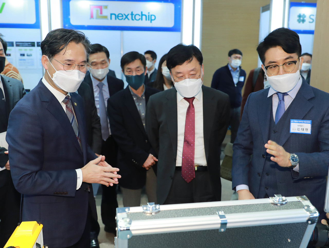 박진규 산업통상자원부 차관이 17일 자동차회관에서 열린 기술교류회에서 차량용 반도체 관련 제품 전시장을 둘러보고 있다