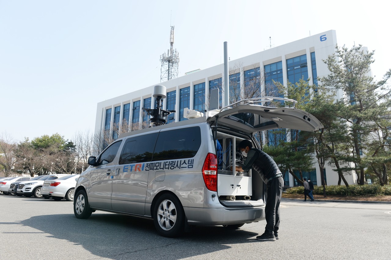 이동형 방향탐지 안테나 가변 기술을 적용한 전파모니터링시스템
