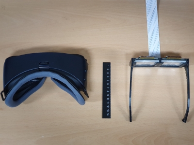 VR 디스플레이의 크기 비교. 기존 VR 헤드셋(왼쪽)과 이병호 교수팀이 개발한 안경형 VR 디스플레이 프로토타입(오른쪽)