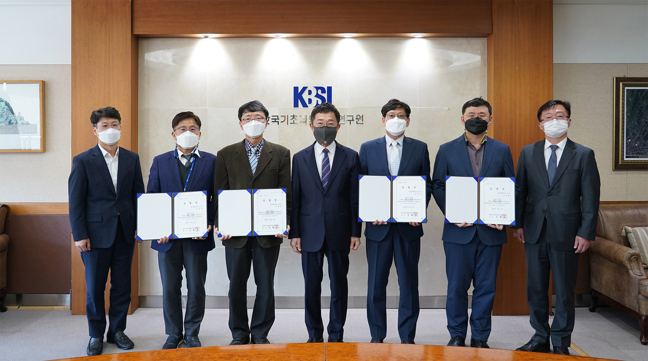 핵심연구지원센터 협의회 임명장 수여식. 왼쪽부터 KBSI 권성일 장비정책팀장, 이동선 분과장, 이원재 분과장, KBSI 신형식 원장, 하준석 협의회장, 김성환 분과장, KBSI 박찬수 국가연구시설장비진흥센터장