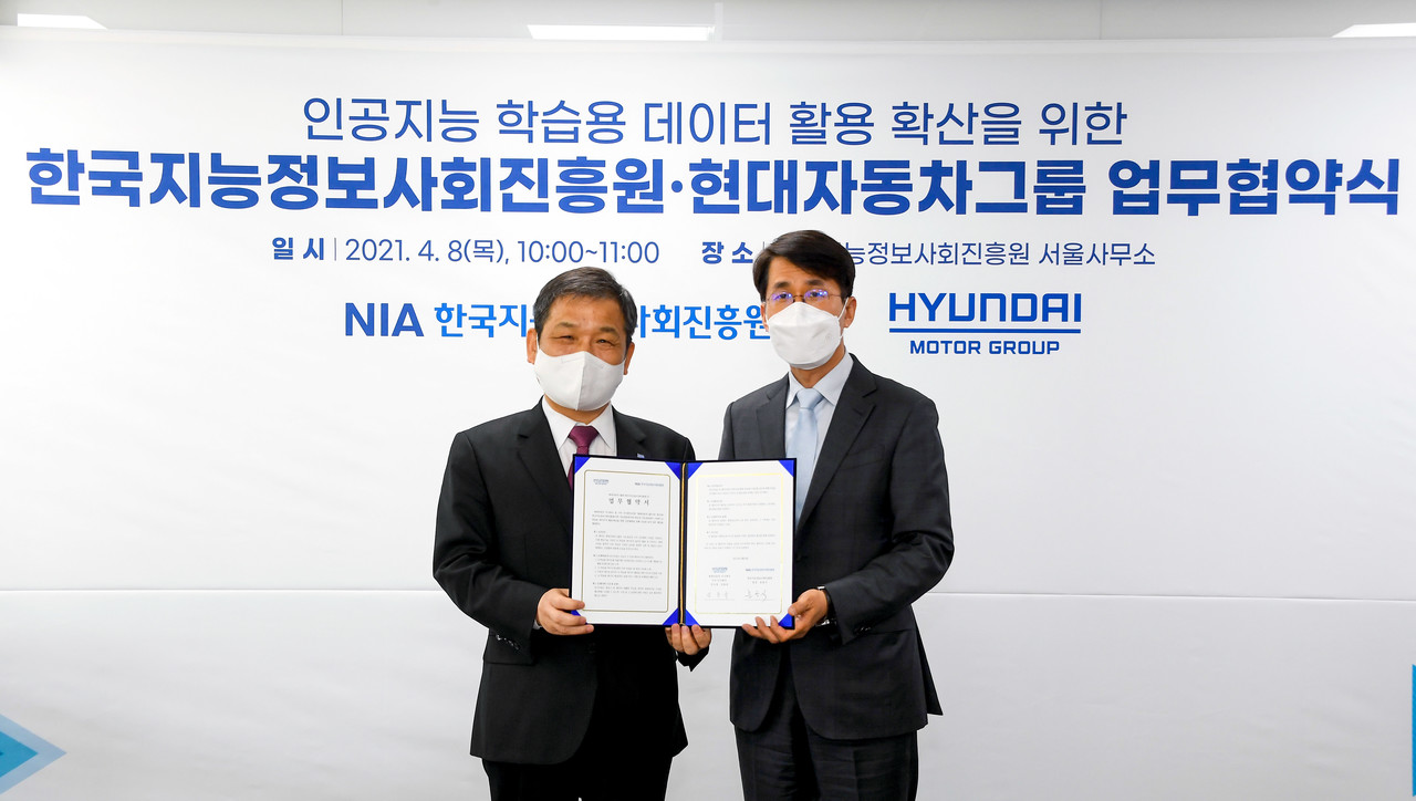 한국지능정보사회진흥원과 현대자동차그룹이 4월 8일 NIA 서울사무소에서 업무협약을 체결하고 기념 사진 촬영을 하고 있다. 왼쪽부터 한국지능정보사회진흥원 문용식 원장, 현대자동차그룹 김동욱 부사장