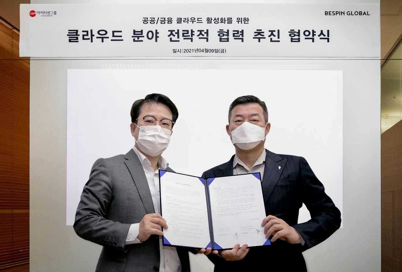 이세희 쌍용정보통신 클라우드 부문장(왼쪽)과 조민식 베스핀글로벌 한국총괄대표(오른쪽)가 기념촬영을 하고 있다