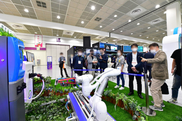 ▲전기차 충전 인프라 공동관 관람 모습