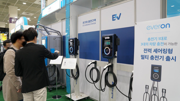 ▲에버온(everon) 부스에서 관계자가 제품에 대해 소개하고 있다