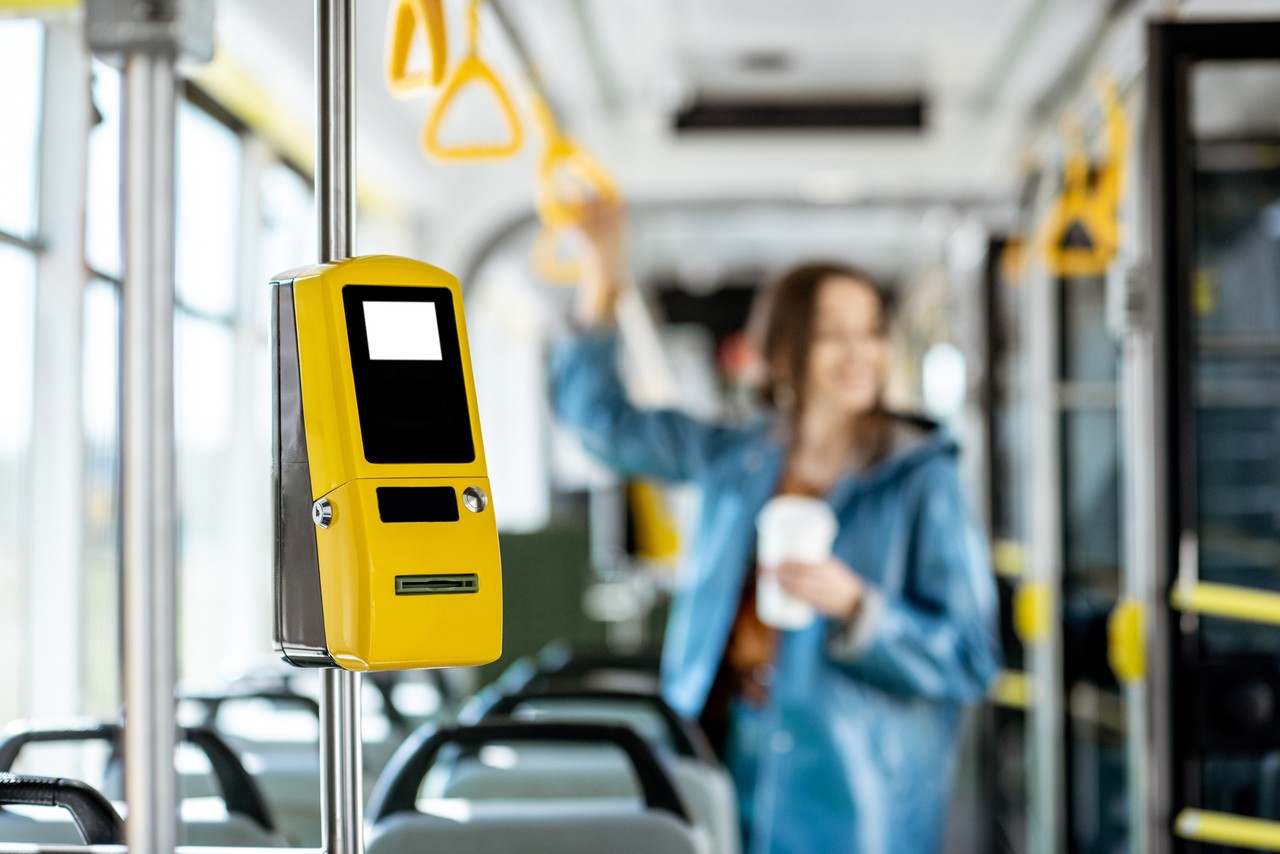 교통 결제 시스템의 표준화는 승객들에게 다양한 운송 체계와 지역에서 스마트폰이나 비접촉 방식의 카드로 운임을 결제할 수 있도록 한다