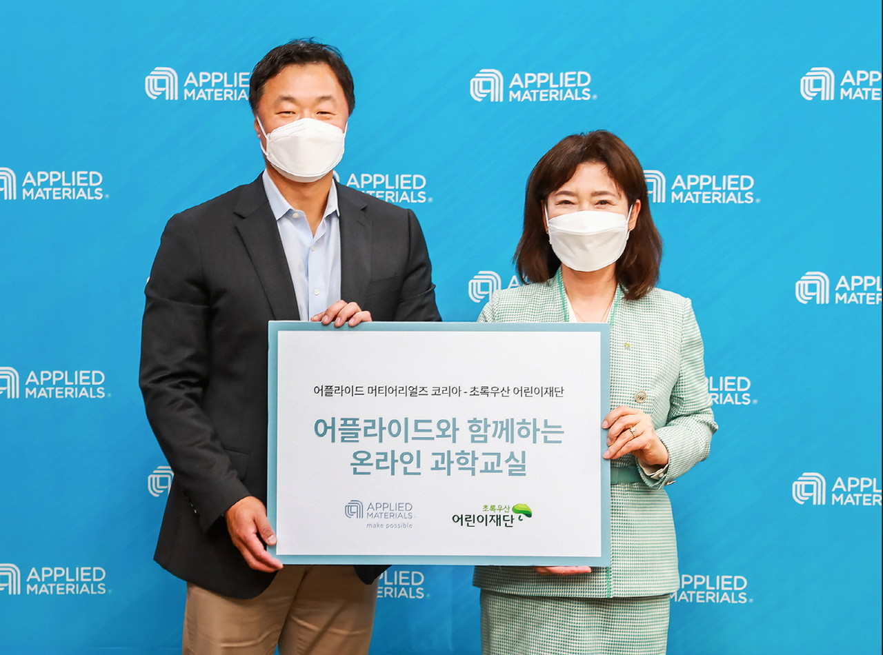 마크 리 AMAT코리아 대표(왼쪽)와 김창연 초록우산 어린이재단 경기지역본부장(오른쪽)이 MOU 체결 후 기념촬영을 하고 있다