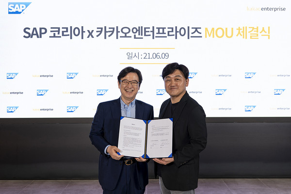 백상엽 카카오엔터프라이즈 대표(왼쪽)와 이성열 SAP 코리아 대표이사.