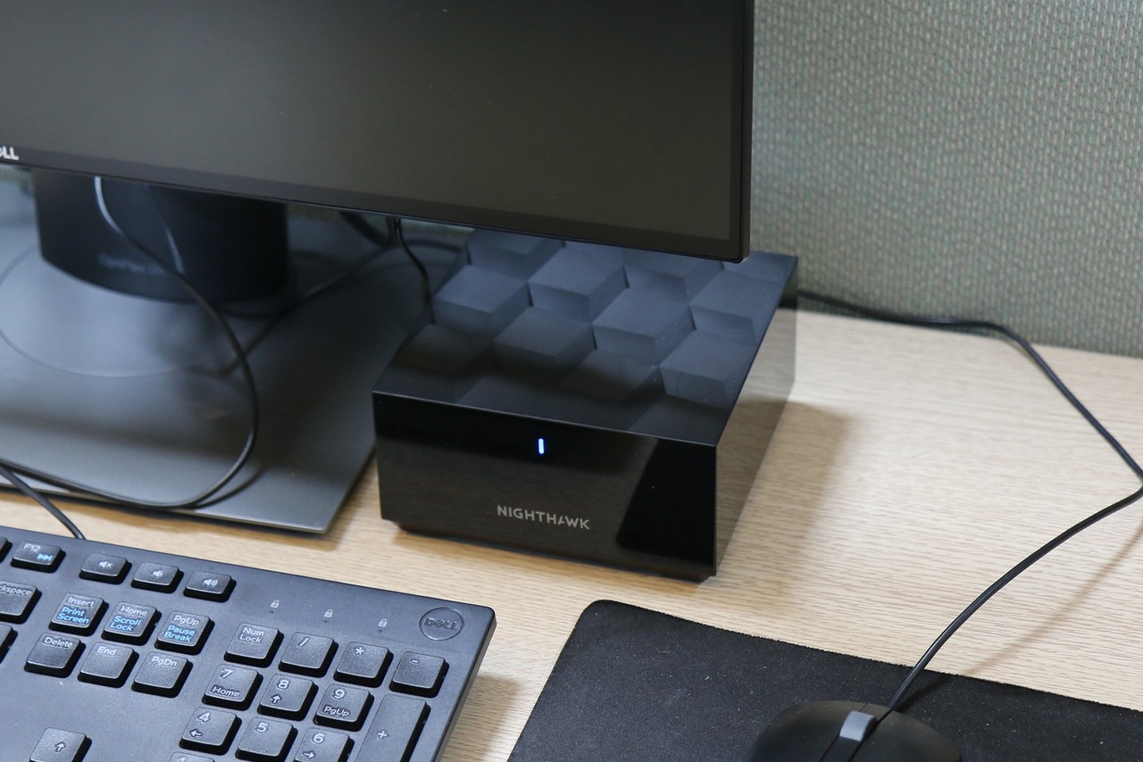 새틀라이트를 컴퓨터 모니터 아래에 설치한 모습