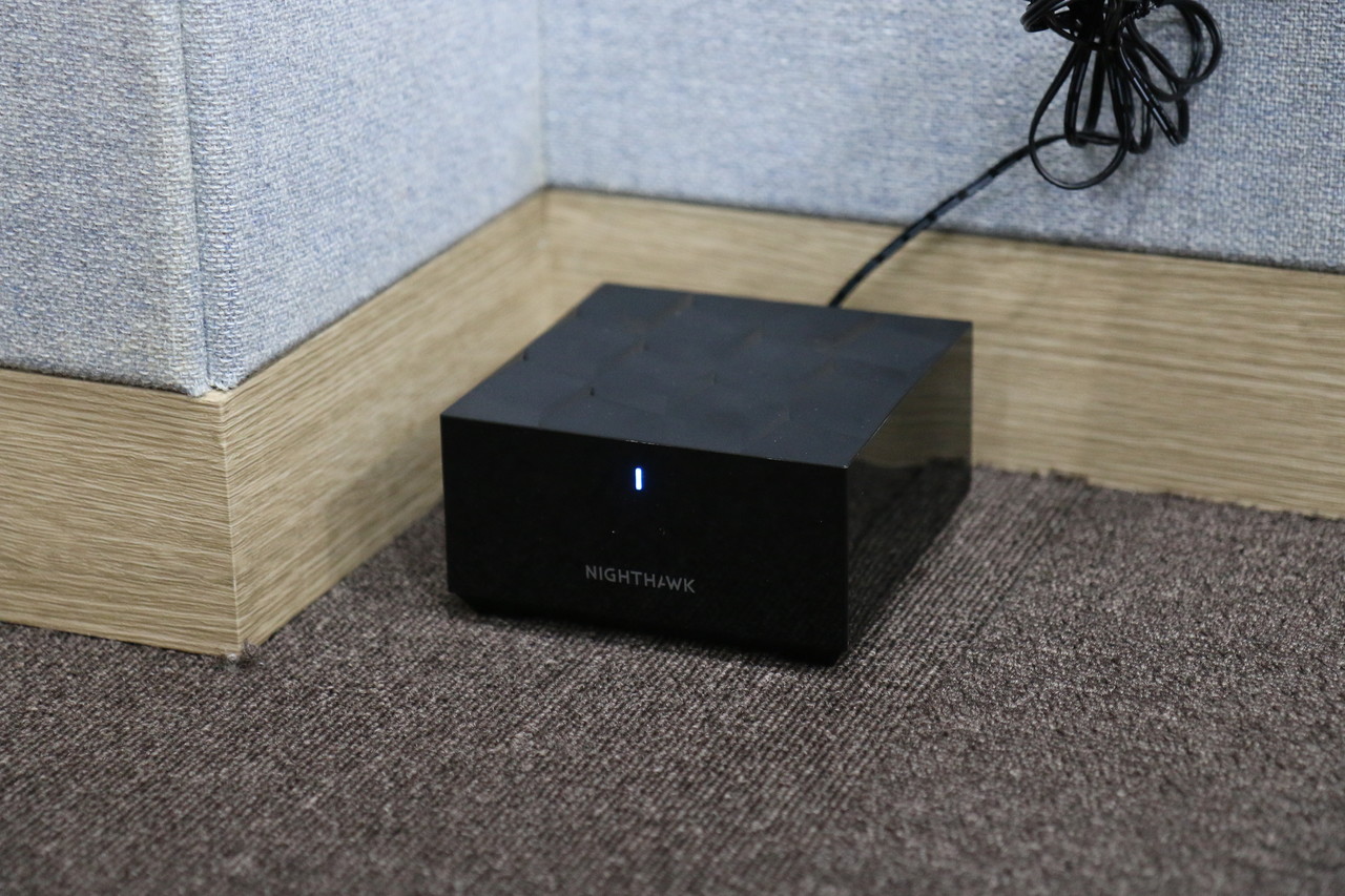 새틀라이트를 바닥 구석에 설치한 모습