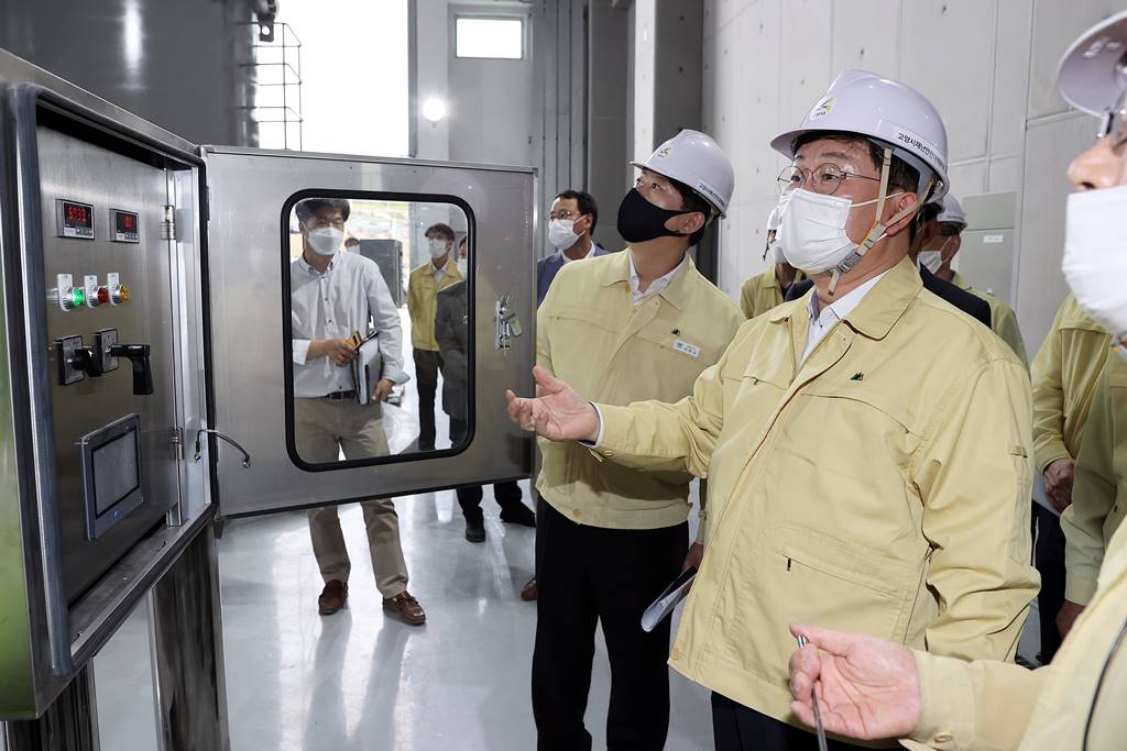 전해철 행정안전부 장관이 6월 17일 오후 여름철 풍수해 대책기간을 맞아 재해위험개선지구 경기도 고양시 신평 배수펌프장을 방문해 비상시 가동태세 등 우기대비 안전관리 현장을 점검하고 있다.