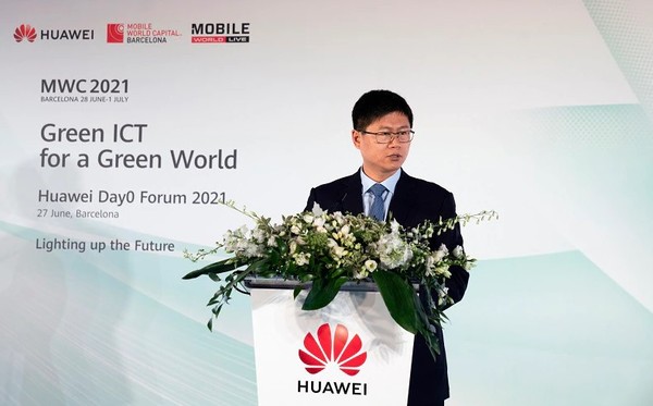 ▲ 데이비드 리(David Li) 화웨이 서유럽 총괄 사장이 포럼에서 환영사를 발표하고 있다