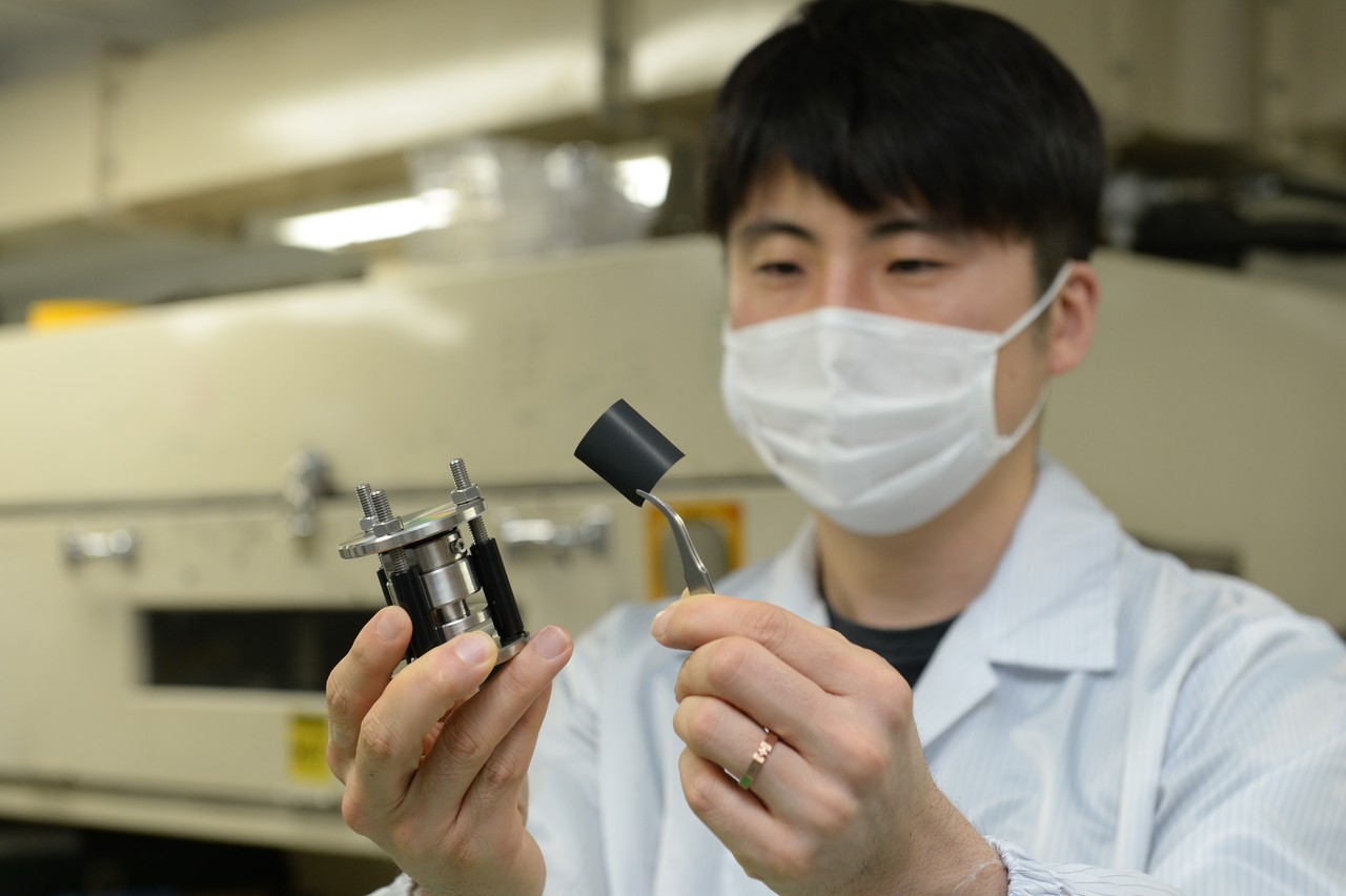 김주영 ETRI 선임연구원이 DGIST와 공동 개발한 전고체 이차전지 양극 소재를 관찰하고 있다