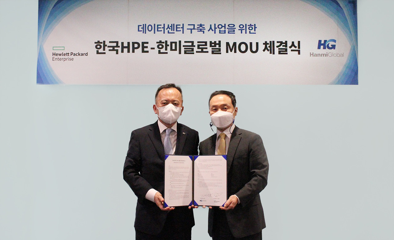 MOU 체결 현장 사진. 왼쪽부터 이상호 한미글로벌 사장, 김영채 한국HPE 대표