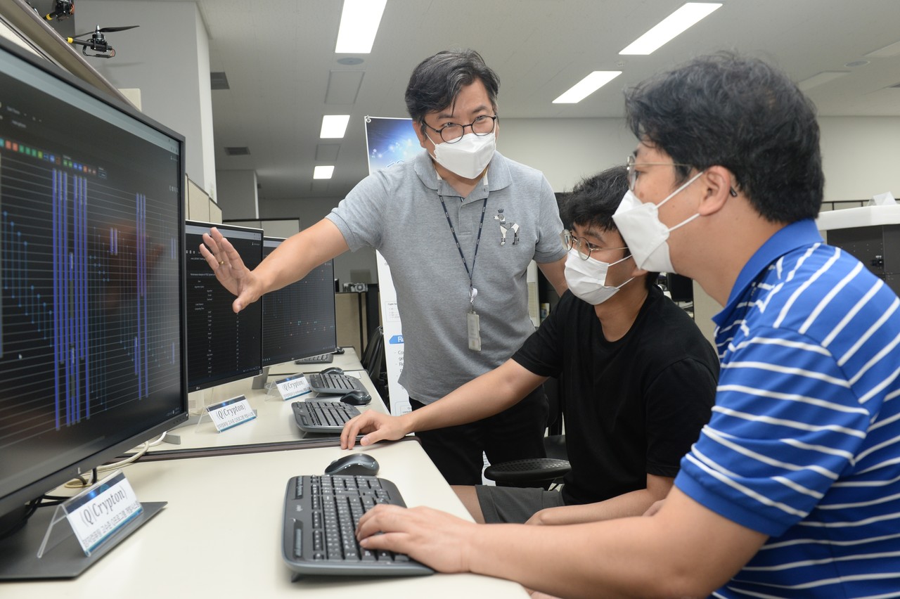 (왼쪽부터) 이유석 선임연구원, 이종헌 연구원, 이석준 책임연구원이 큐 크립톤(Q-Crypton) 플랫폼으로 양자 프로그래밍을 수행하고 있다