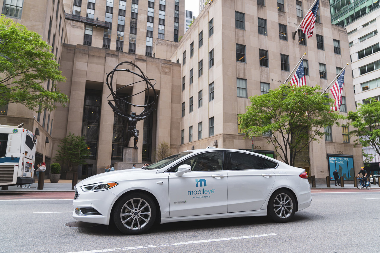 모빌아이 자율주행차가 록펠러센터 아틀라스 동상 주변을 주행하고 있다