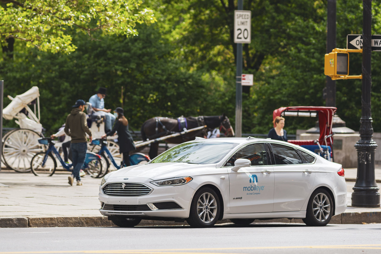 모빌아이 자율주행차가 맨해튼 센트럴 파크 주변을 주행하고 있다