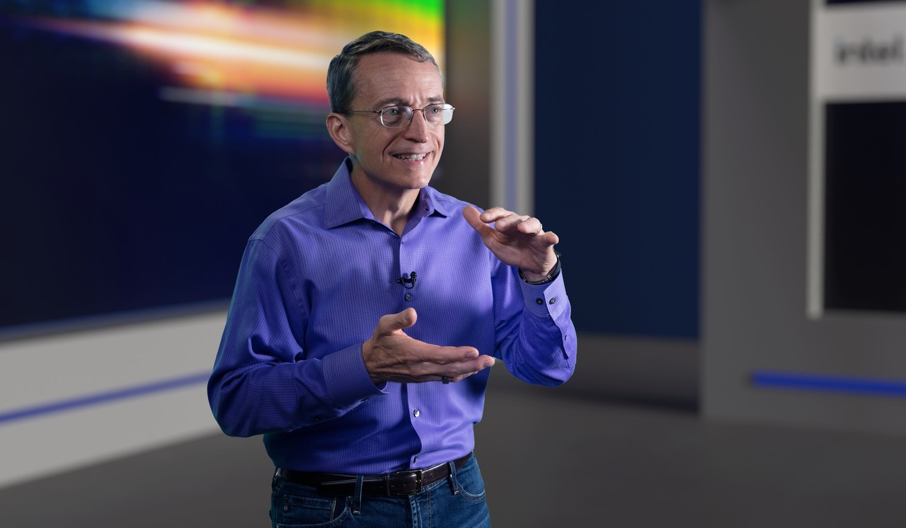 팻 겔싱어(Pat Gelsinger) 인텔 CEO가 인텔의 향후 공정 및 패키징 기술 로드맵에 대해 설명하고 있다