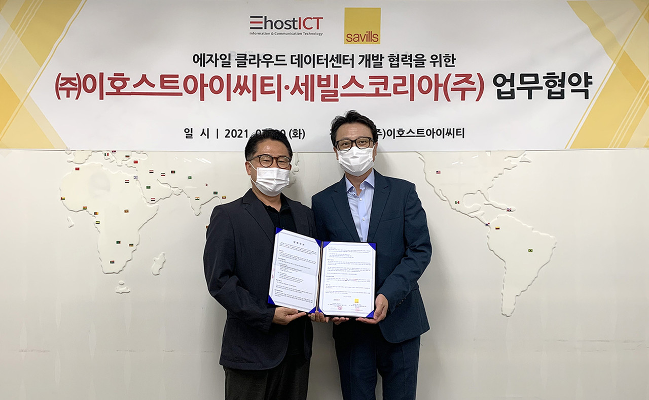 왼쪽부터 김철민 이호스트아이씨티 대표와 최인천 세빌스코리아 전무가 업무협약을 맺고 기념촬영을 하고 있다.