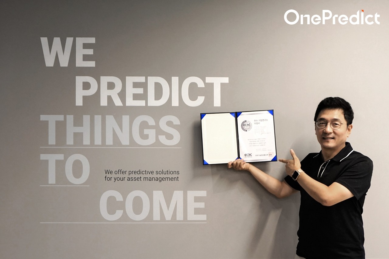 원프레딕트 윤병동 대표가 7월 27일 서울 강남구 원프레딕트 사옥에서 과기정통부가 수여한 지정서를 들고 우수 기업연구소 선정을 기념하고 있다.