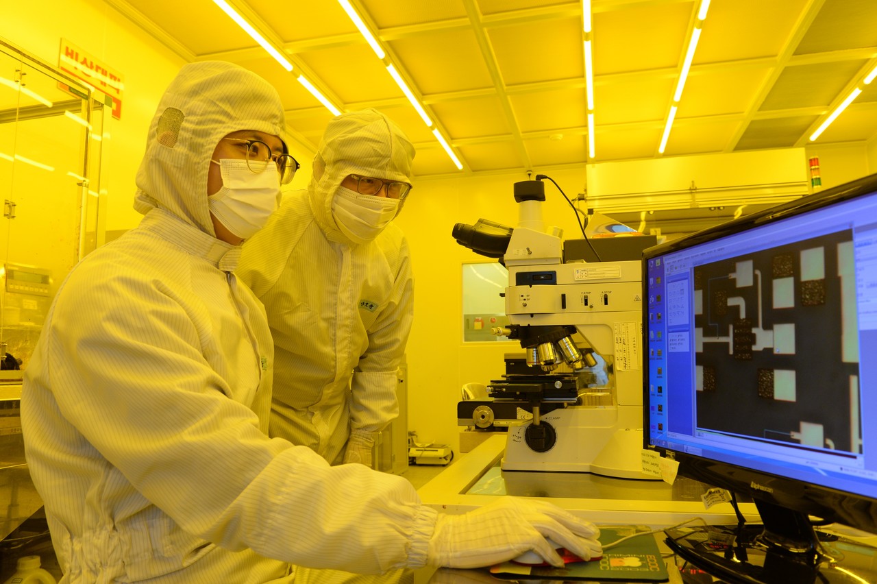 ETRI 연구진이 개발한 반도체 송수신기용 질화갈륨 전력증폭기 집적회로 제작공정을 점검하고 있다