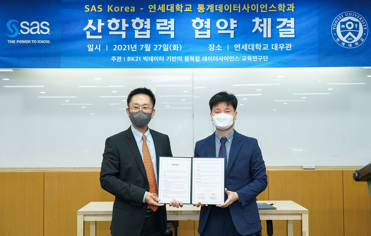 왼쪽부터 이승우 SAS코리아 대표이사와 강승호 연세대학교 통계데이터사이언스학과장이 체결식에서 기념 촬영을 하고 있다.