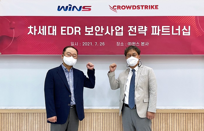 지난 7월 26일 윈스 사옥에서 윈스 박기담 전무(왼쪽)와 크라우드스트라이크 한국영업을 총괄하는 이창훈 이사(오른쪽)가 차세대 EDR 보안사업 전략 파트너십을 체결했다.