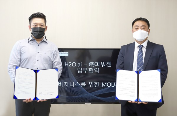 유효정 H2O.ai 한국지사장(왼쪽)과 파워젠 이정규 대표가 협약식에서 기념 촬영을 하고 있다.