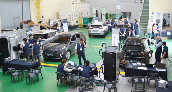 ▲ 2019년 테스티벌에서 한국전기연구원과 국내외 전기차 관련 업체들이 급속충전 시 발생하는 오류를 점검하고 있다