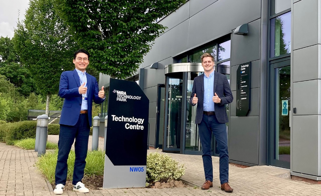 왼쪽부터 정도일 에이모 해외사업 본부장과 잭 바틀렛 MIRA 테크놀로지 파크 경영전략·파트너십 총괄 책임자가 영국 MIRA 테크놀로지 파크에서 에이모 유럽사무소 개소 기념 촬영을 하고 있다.