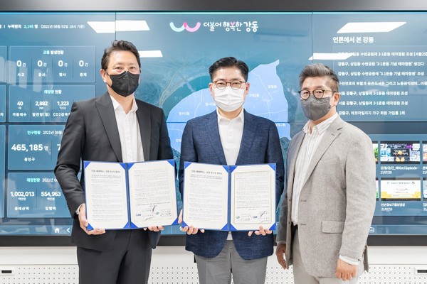 진모빌리티와 강동구청이 임산부·영유아 가정을 위한 강동맘택시 운영 업무협약을 체결했다. 왼쪽부터 진모빌리티 조창진 대표, 강동구 이정훈 구청장, 진모빌리티 이성욱 대표