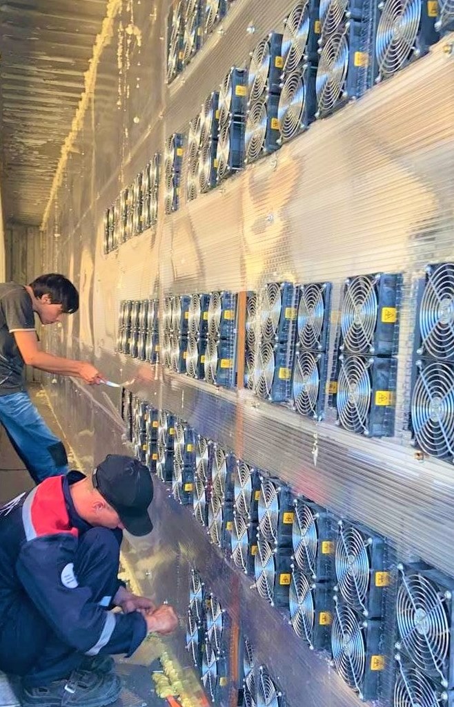 비트코인을 채굴하는 마이닝센터 내부 사진