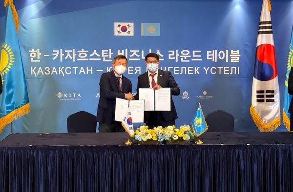 베스핀글로벌이 카자흐스탄 핀테크 연구개발 기업 테크 허브와 MOU를 체결하고 있다. 왼쪽이 조민식 베스핀글로벌 한국 총괄 대표이고 오른쪽이 벡잔 무타노프 테크 허브 부대표이다.