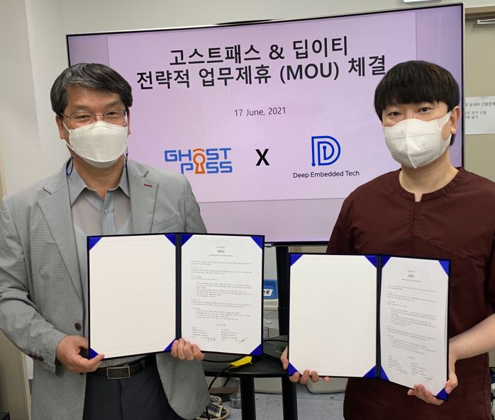 딥이티 조용범 교수(왼쪽)와 고스트패스 이선관 대표가 업무 협약을 체결한 뒤 기념 촬영을 하고 있다.