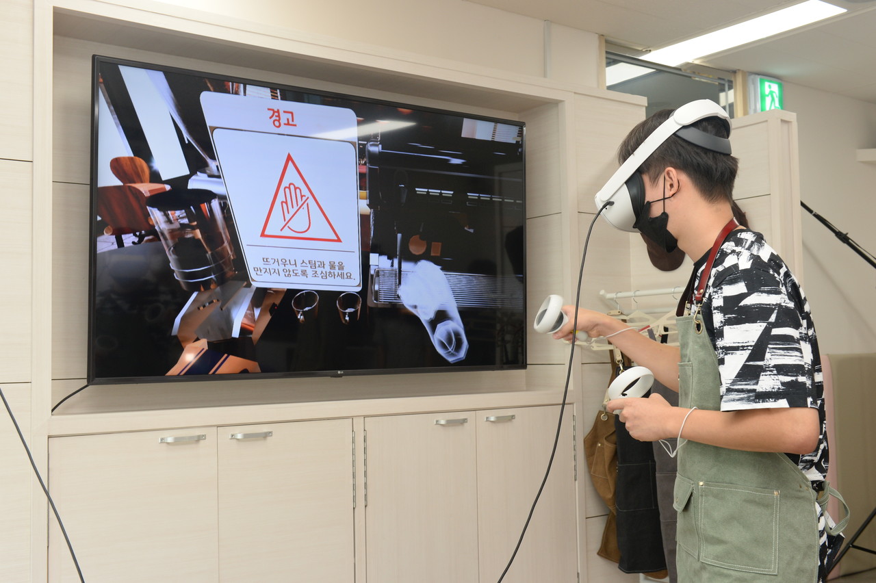 대전발달장애인훈련센터 훈련생이 바리스타 가상 직업훈련을 진행하고 있다