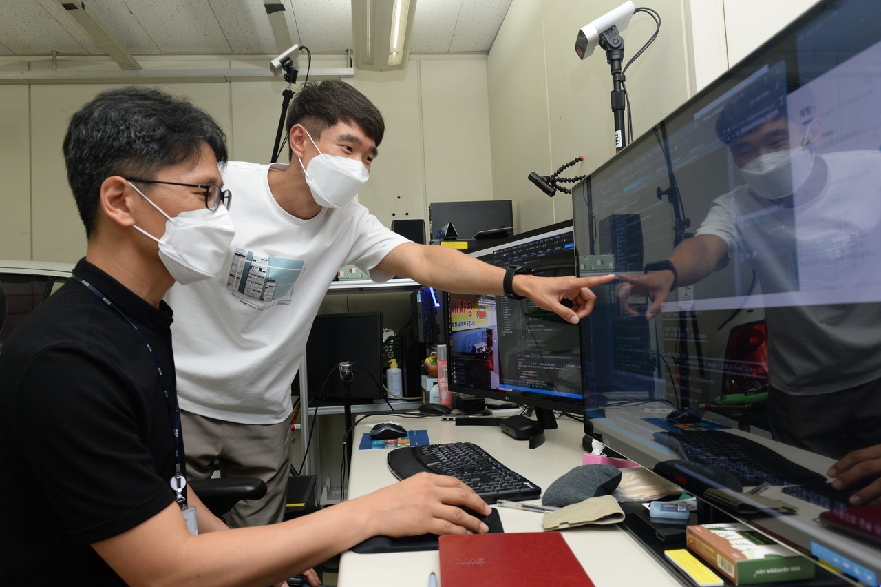 ETRI 연구진이 VR 콘텐츠 개발을 위해 기술 논의를 하고 있다