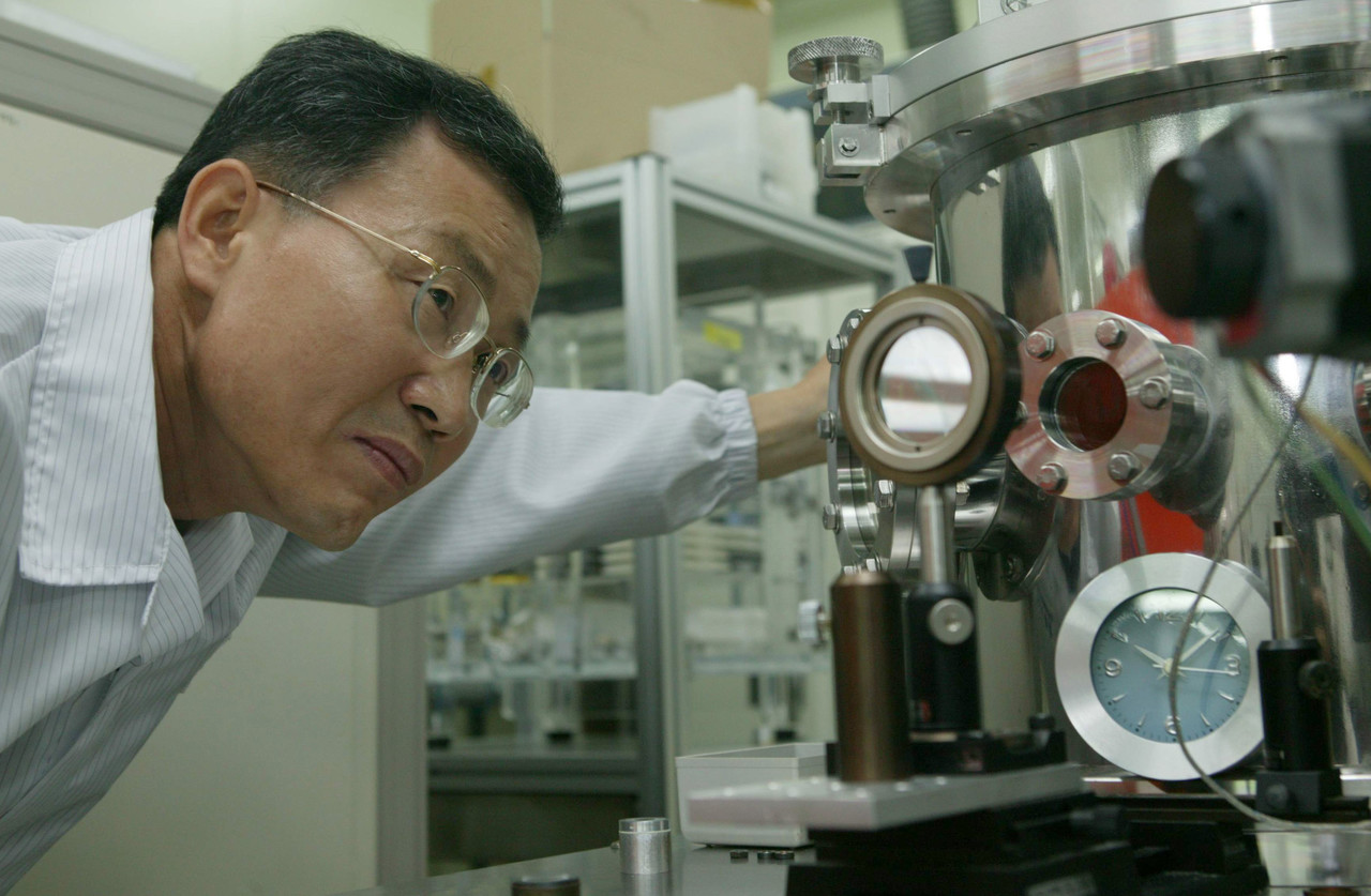 ETRI 김현탁 연구전문위원이 연구를 진행하고 있다