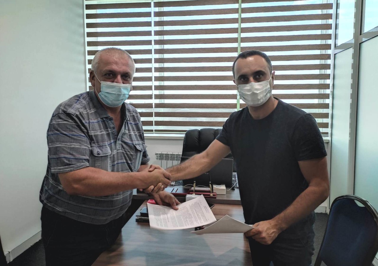 쿠제트911 타라즈 지사장과 탈라스디에이 지사장 압둘라(오른쪽)