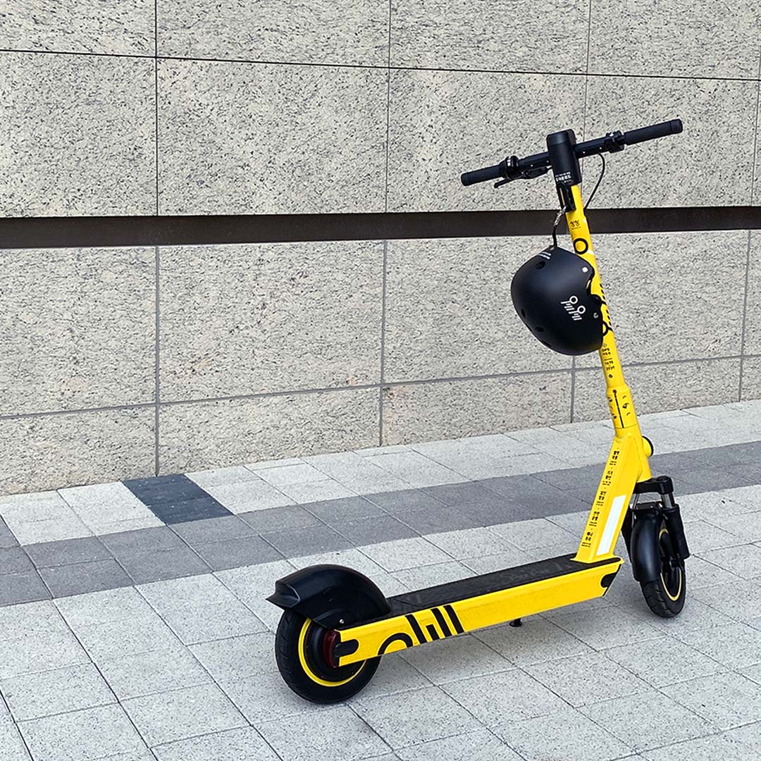 씽씽에서 공유 헬멧 4000개를 지역운영사업자에 먼저 제공한다. 사진은 씽씽 킥보드에 공유 헬멧을 부착한 모습