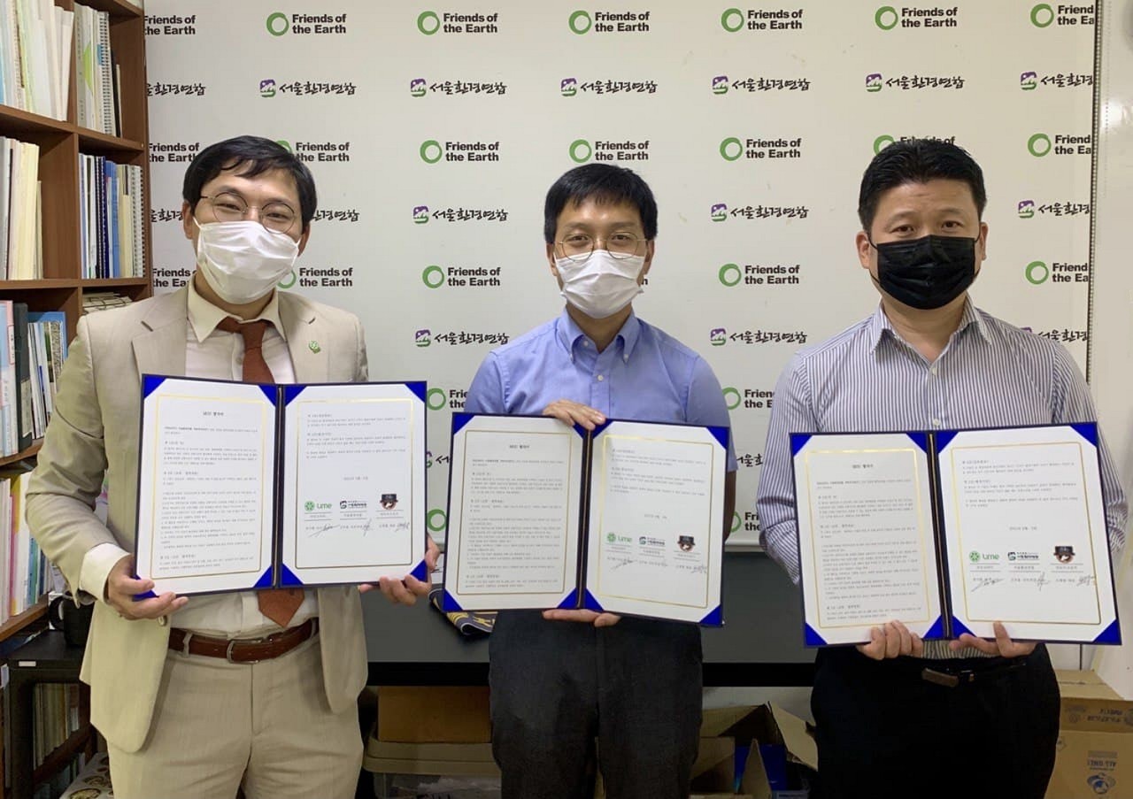 9월 6일 진행한 친환경 교통수단 활성화를 위한 업무협약식 모습. 왼쪽부터 권기현 라임코리아 대외정책 총괄이사, 오영렬 약속의 자전거 대표, 신우용 서울환경연합 사무처장이 기념사진을 촬영하고 있다. 