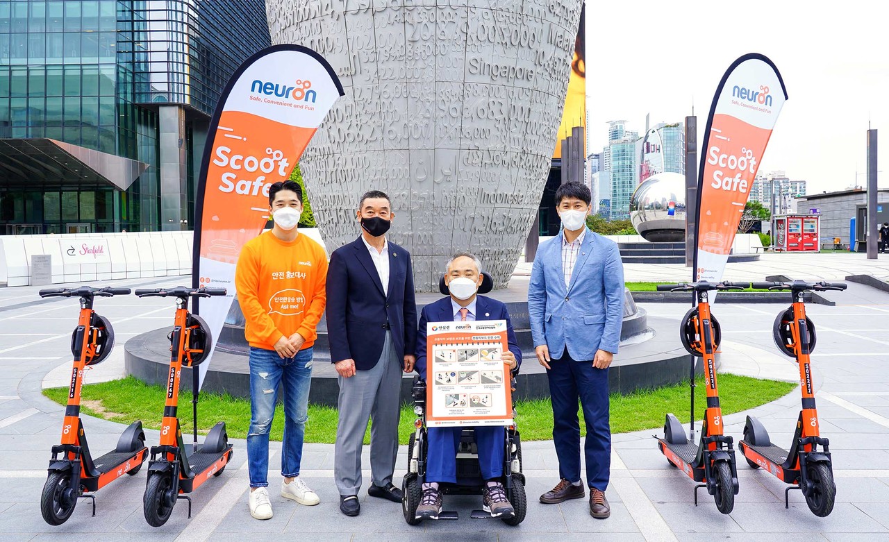 9월 6일 오후 서울 강남 삼성역 앞에서 안전 중심 전동킥보드 운영사 뉴런 모빌리티, 한국교통장애인협회, 안전생활실천시민연합이 교통약자 보행권 보호를 위한 전동킥보드 안전 수칙을 발표했다. 왼쪽부터 뉴런 모빌리티 김현 운영 총괄, 한국교통장애인협회 이기도 사무총장, 한국교통장애인협회 전치국 서울 회장, 안전생활실천시민연합 고영주 본부장