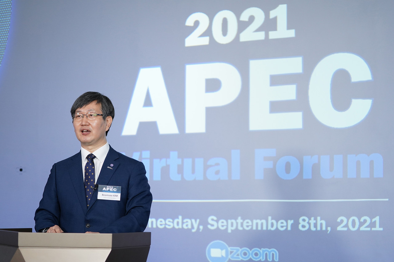 김범수 연세대 바른ICT연구소장이 2021 APEC 포럼 개회사를 하고 있다.