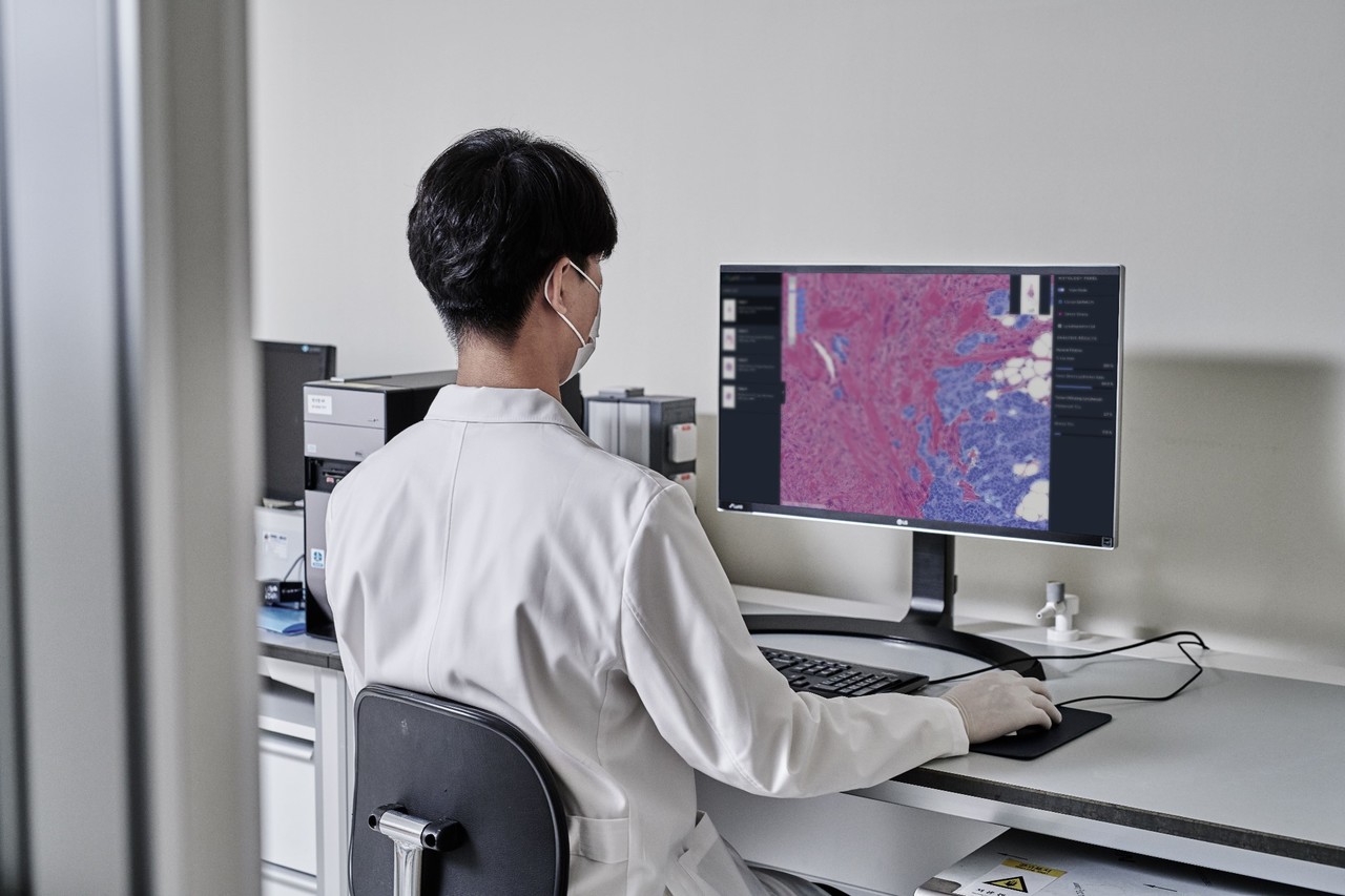 AI 기반 조직 분석 바이오마커 ‘루닛 스코프 IO’로 조직 슬라이드를 분석하는 모습