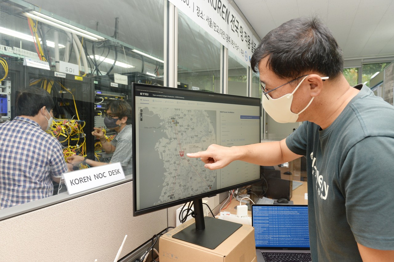 ETRI 이종석 연구원이 모니터링 시스템을 통해 데이터 중심 네트 워킹 실증 플랫폼의 상태를 점검하고 있다