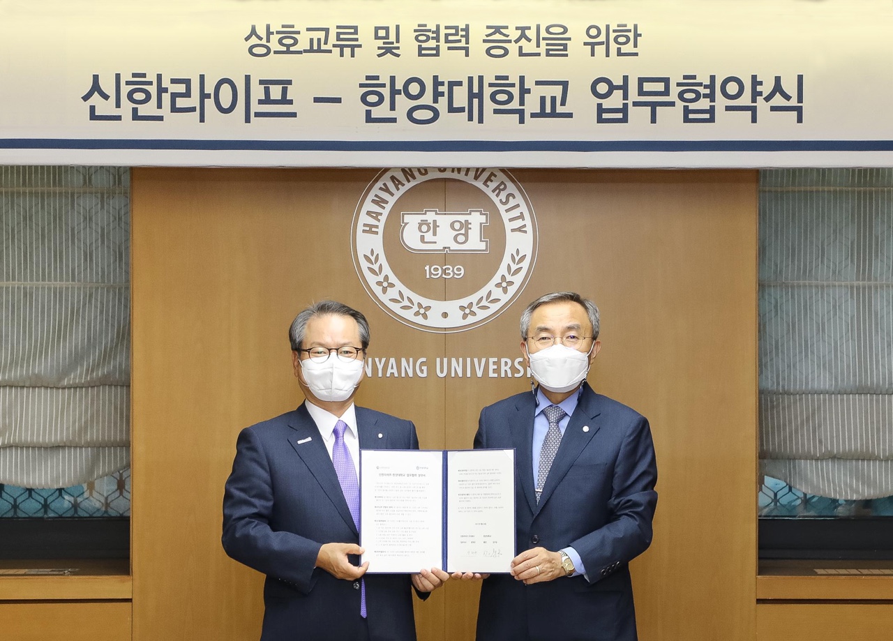 성대규 신한라이프 대표(왼쪽)와 김우승 총장이 9월 24일 서울 성동구에서 산학공동연구를 위한 협약 체결 후 기념촬영하고 있다.