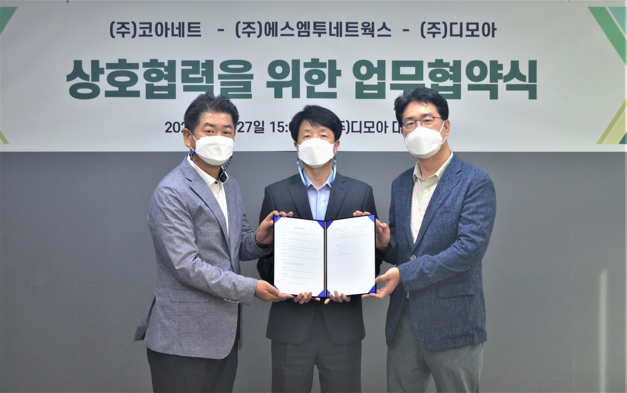 9월 27일 디모아 본사에서 김현중 디모아 전무(왼쪽부터), 박지성 코아네트 이사, 방주형 에스엠투네트웍스 상무가 업무협약 체결 후 기념촬영을 하고 있다.