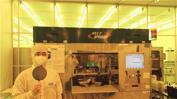 CMOS 공정 실습을 진행 중인 학부생